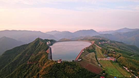 航拍夕阳下青山顶山美丽的湖州安吉江南天池