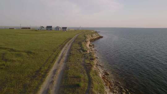 通往海边村庄的地面道路