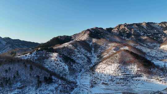 冬季雪山田野航拍全景