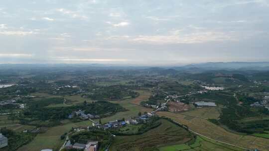 四川盆地的乡镇土地与天空