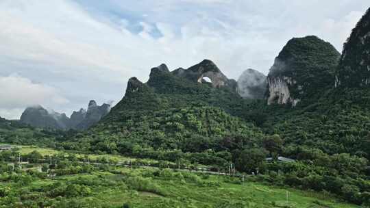 云雾缭绕的桂林阳朔月亮山景区风光