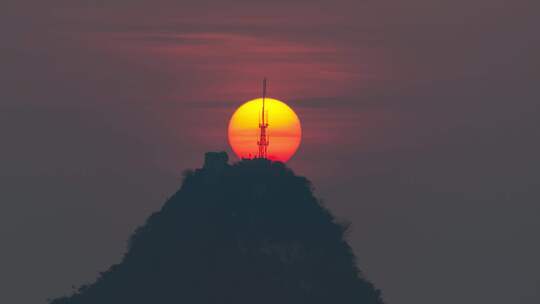 广西柳州马鞍山山顶游客与太阳落山延时摄影
