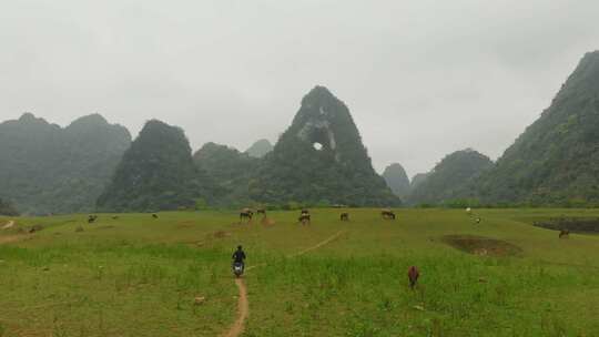 越南群山宁静乡村的鸟瞰图。