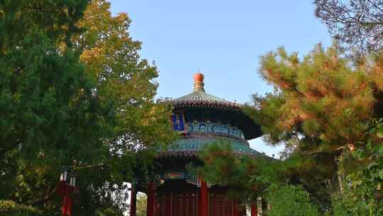 秋季清晨北京景山公园古建筑亭子