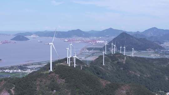 航拍山上的风力发电厂风车