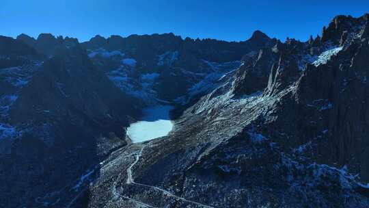 高山湖泊间蜿蜒道路的自然风光