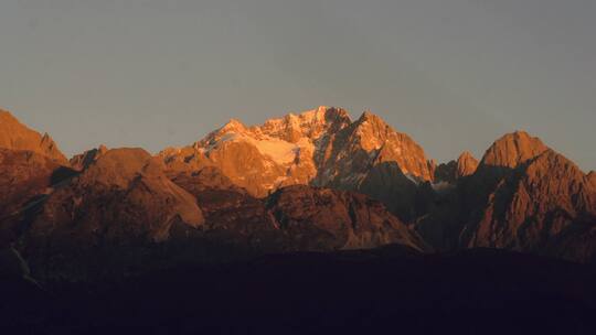 玉龙雪山日照金山