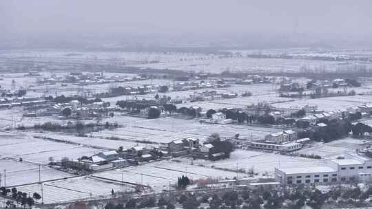 航拍小镇城市平原建筑学校民房城镇农村雪景