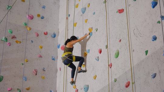 低角度拍摄攀岩的女人视频素材模板下载