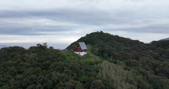 云雾森林山顶的木屋