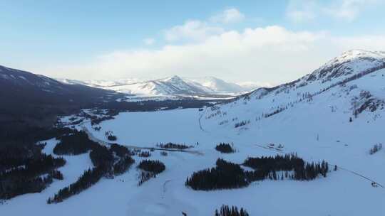 航拍新疆冬季喀纳斯湖雪景雪山森林冰河晨雾