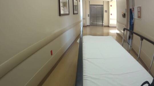 医院走廊推车急救视频素材模板下载