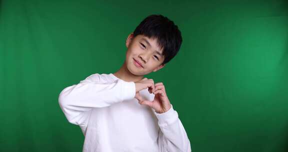 帅气的中国小男孩做手势比爱心8K实拍