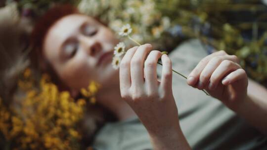 女人在欣赏花特写