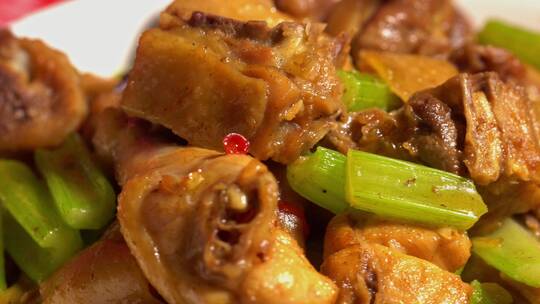 中式菜肴美食芹菜炒鸡肉视频素材模板下载