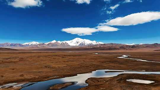 高原雪山自然风光全景