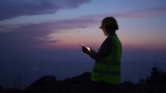 工程师拿着手机在夕阳下视频素材模板下载
