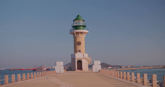 珠海桂山岛灯塔左上方老鹰飞翔过后空境高清在线视频素材下载