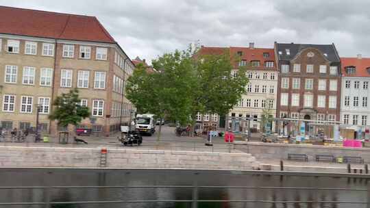 驾车行驶在北欧丹麦首都哥本哈根城市码头