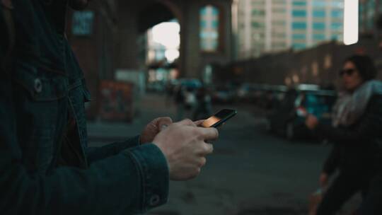 男人在街头使用智能手机