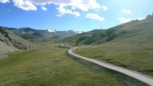 雪山高原山脉翻越垭口汽车公路行驶航拍高清在线视频素材下载