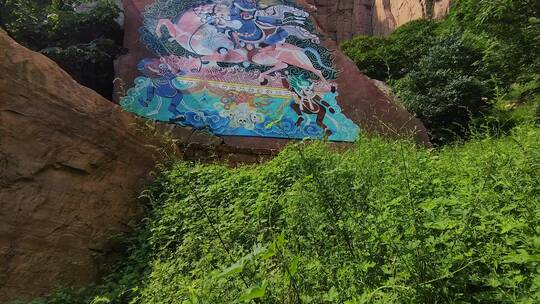 大山深处崖壁上的唐卡艺术壁画视频素材模板下载