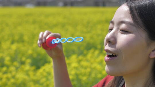 春天中国女性美女在油菜花田地中玩耍