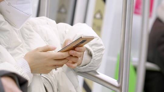 地铁上使用手机，看短视频，刷手机