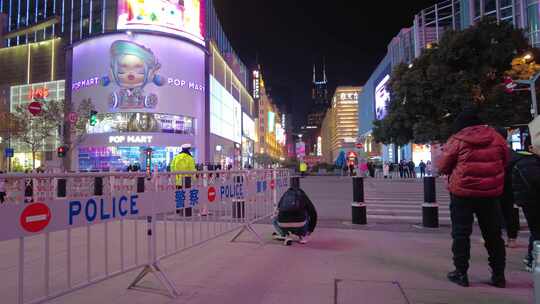 上海外滩夜晚南京路步行街夜景人流车流延时