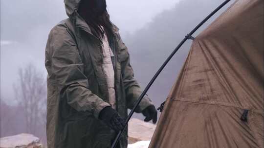 冬天雪地户外搭帐篷视频素材模板下载