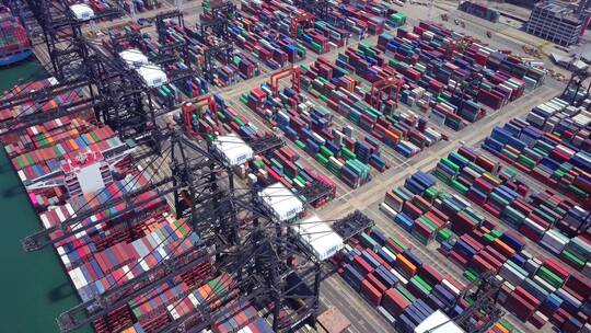 工业港口的带集装箱俯视图