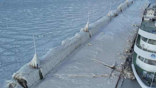 青海海南青海湖冰面船只航拍视频