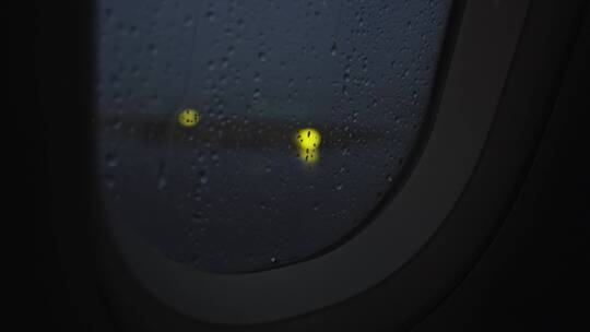 雨滴掉落在飞机窗户上