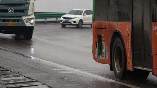 雨天货车卡车道路运输车辆轮胎特写升格