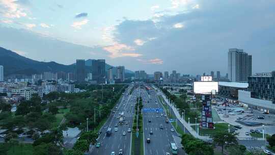 傍晚城市道路航拍城市交通车流多车道八车道