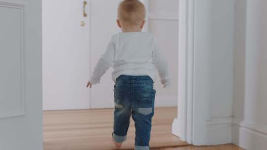 室内婴儿学步背影