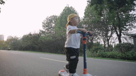 小孩 玩耍 滑板车 童真 公园 滑板