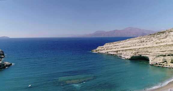 从一架无人机飞过希腊马塔拉克里特岛的海滩和海湾的美丽景色