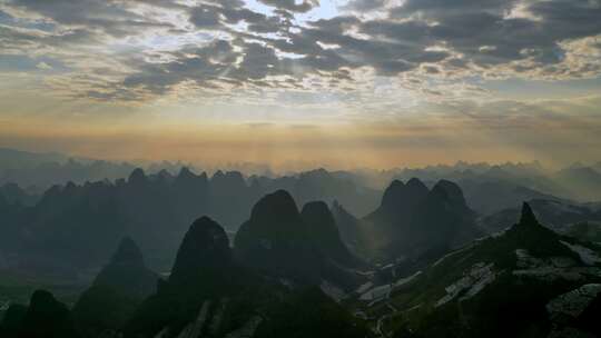 航拍桂林山水风光日出与喀斯特山峰视频素材模板下载