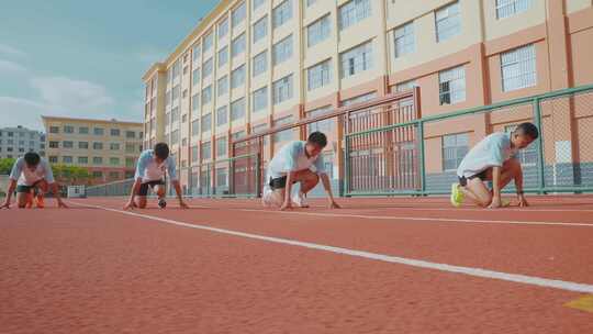 学校宣传体育课学生训练跑步起跑练习