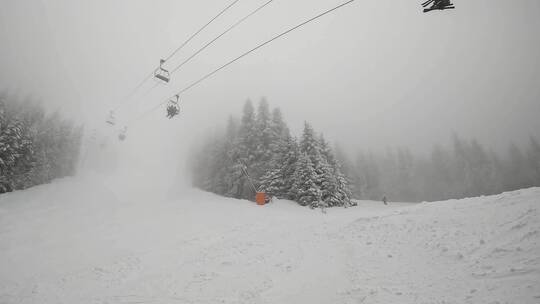 雪山上的滑雪椅升降机