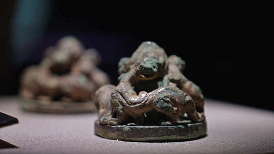 西汉镂空三兽圆形铜镇文物出土展览