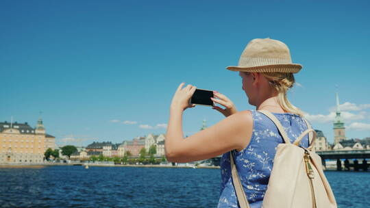 女游客拍斯德哥尔摩的景观