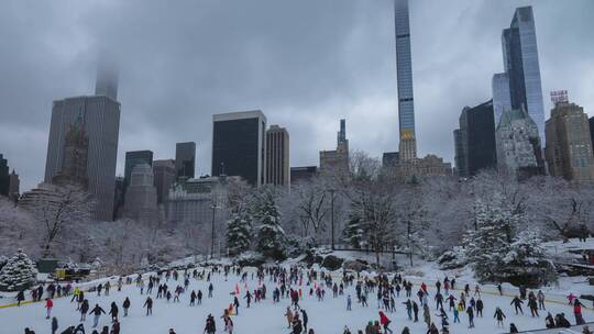 纽约中央公园滑冰者的延时拍摄视频素材模板下载