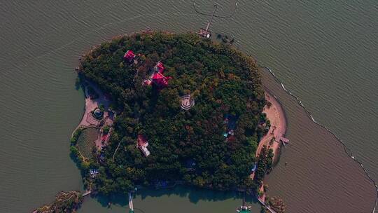 俯拍太湖上的小岛
