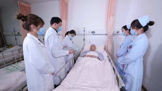 医护人员病房内查看患者情况