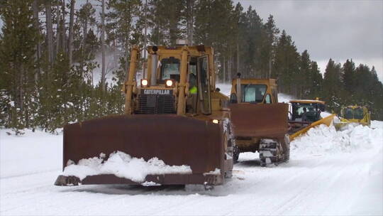 铲车在清理道路上的雪