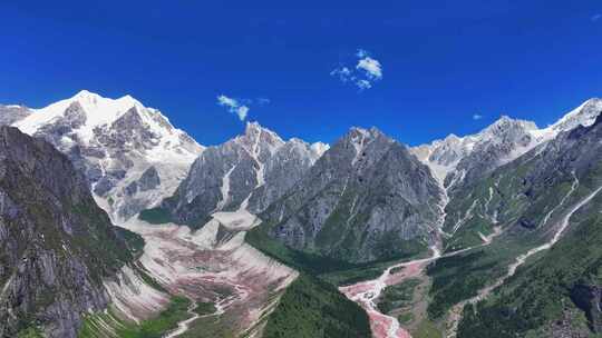 航拍四川南门关沟红石滩嘉子峰鹊巴峰群山