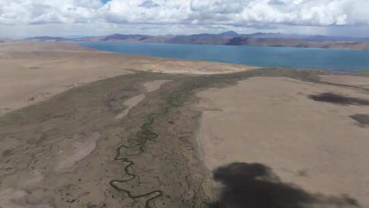 航拍西藏晴天下的青藏高原湿地湖泊景观