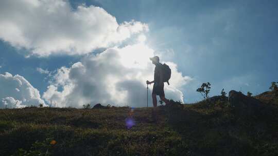 徒步登山山顶行走